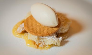 Oh Belin, mi è caduta la pinolata! è un dessert firmato da Jorg Giubbani e Matteo Rezzano, al timone del ristorante Rezzano Cucina e vino, a Sestri Levante (Genova)
