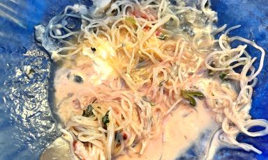 Profumo di capelli di sirena: noodles di riso freddi, adagiati su yogurt e fragole, conditi con alghe, ostriche, e sormontate da ghiaccio. Un piatto incantevole di Carmelo Chiaramonte del ristorante Caro Melo a Donnalucata, Ragusa
