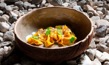 Il raviolo del Plin ripieno di ricotta del maso "Chi Pra", burro d’alpeggio, fave e licheni è il Piatto del 2022 di Andrea Irsara, chef del ristorante Stua Dla Lâ in Alta Badia presso il Grand Ander, a Badia, Bolzano

