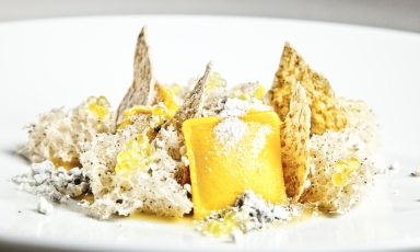 Esplosione di Alta Langa - Ravioli di enkir, blu liofilizzato e caviale di nocciola: è il piatto 2017 di Andrea Larossa, chef-patron del Larossa di Alba (Cuneo)
