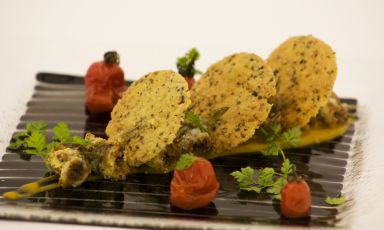 Le Alici gratinate in salsa di carote e cialda ai porri e tartufi e pomodori confit di Marcello Leoni e Valentina Tepedino saranno l'antipasto del pranzo benefico all'Opera San Francesco per i Poveri in programma domenica 21 ottobre alle ore 12.30. Qui la ricetta con i passaggi di esecuzione (foto di Dario Tepedino-Dadalab)