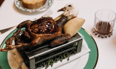 Piccione, cioccolato di Modica,&nbsp;lemon kosho, succo di mirtilli e lamponi fermentati ed estrazione di barbabietola: il piatto di Martin Lazarov al ristorante Principe di Belludia de Il San Corrado di Noto (Siracusa)
