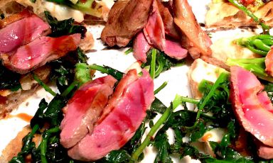 Pizza con piccione,&nbsp;broccolo fiolaro e ristretto al Vermouth &egrave; la proposta 2017 di Simone Padoan, de I Tigli di San Bonifacio (Vr)
