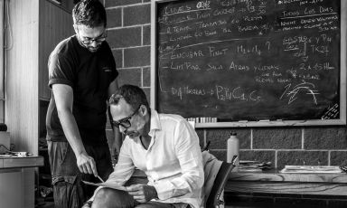 Piero Incisa della Roccetta, seduto, con Gabriele Graia, l'enologo (italiano) che coordina la squadra della cantina Bodega Chacra in Patagonia. Un progetto bellissimo, che andiamo a raccontarvi
