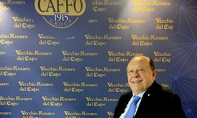 Pippo Caffo, terza generazione di distillatori, è partito da un paesino della Sicilia per costruire un piccolo impero, con la sede in Calabria. Ora la guida è passata al figlio Nuccio
