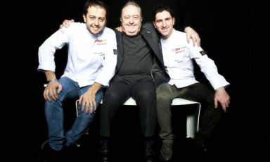 Nello scatto di Brambilla-Serrani, da sinistra Alessandro Negrini, Aimo Moroni e Fabio Pisani. Fabio, originario di Molfetta (Bari), sarà protagonista con Pietro Zito, Felice Sgarra e Antonio Di Nunno della cena 100% Puglia lunedì 25 giugno al Ratanà 
