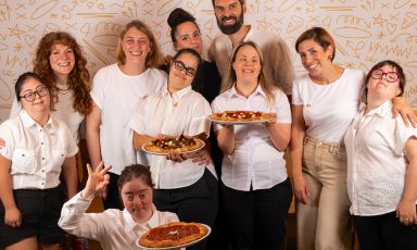 I fondatori e alcuni ragazzi del team di Pit'sa, pizzeria a Bergamo e Milano dove&nbsp;l&rsquo;inclusione, non &egrave; un progetto: &egrave; una pratica quotidiana
