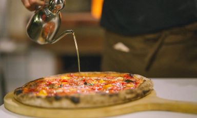 Una pizza in puro "stile Tramonti": impasto di farine non raffinate e ben cotto, effetto "biscottato"
