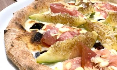 Una delle pizze stagionali di Officine Birrai, micro-birrificio e pizzeria (e non solo) situati nel cuore di Lecce: fichi fioroni, prosciutto crudo, mandorle, riduzione di aceto locale e mozzarella
