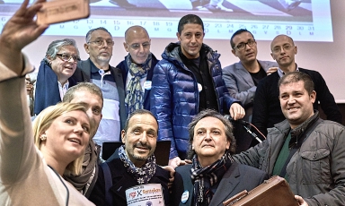 Non poteva mancare un selfie a fine presentazione, giovedì 15 dicembre al Museo di Capodimonte a Napoli, del calendario prodotto da nove pizzaioli campani, otto napoletani e un casertano, per raccogliere fondi a favore del reparto di rianimazione per bambini dell'ospedale Santobono. Lo scatta Emanuela Capuano, che coordinare il progetto Re-Life del Santobono.
