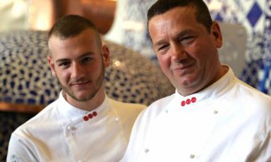 Giuseppe Vesi con il figlio Simone, responsabile degli impasti nella nuova pizzeria di famiglia a Napoli, in via Caracciolo
