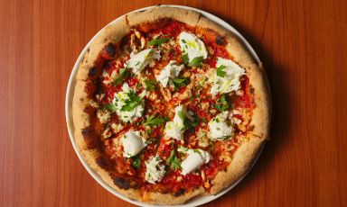 La nuova Pizza Granchio Blu, nata dalla collaborazione di Matteo e Salvatore Aloe, i creatori di Berber&egrave;, con la chef Chiara Pavan, da sempre impegnata impegnata nel trovare sbocchi commestibili alle specie aliene che il cambiamento climatico porta in Italia, leggi ad esempio qui
