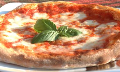 Lorenzo Pillon, dopo la prima puntata in cui ha analizzato le possibilità di incontro tra Pizza e Birra, ci porta questa volta a scoprire come accostare il vino al lievitato più famoso d'Italia
