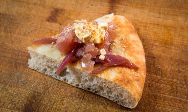 La Pizza con battuta di palamita, cipolla, anacardi e maionese con habanero&nbsp;&egrave; la proposta 2017 di Antonio Pappalardo, de La Cascina dei Sapori di Rezzato (Bs)
