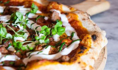 Una delle pizze ideate da Vincenzo Guarino alla serata con Carmine Di Donna al Magma: con ragù napoletano di pomodoro San Marzano e carne stracotta, latte cotto di bufala affumicato e polvere di basilico
