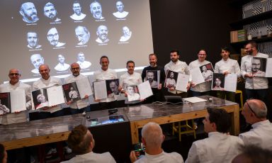 Il sipario sull'edizione 2019 di PizzaUp alla scuola del Molino Quaglia a Vighizzolo d'Este (Padona) è calato dopo tre giorni di lavori il 6 novembre con la presentazione del primo volume dell'Almanacco della Pizza. Al centro, in maglietta nera, colui che ha rivoluzionato il mondo della pizza cointemporanea: Simone Padoan
