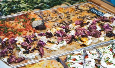 All'inizio fu Gabriele Bonci (qui sopra, una foto della proposta del Pizzarium)... Vi raccontiamo l'esplosione della pizza in teglia romana e i suoi maggiori protagonisti (secondo noi)
