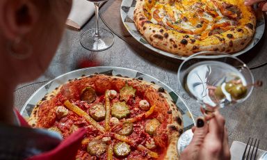 Pizza & cocktail ai tavoli di Elementi, la pizzeria-cockteleria nata a Barberino di Mugello (via del Pozzo 13) e ora anche a Prato (via Agnolo Firenzuola 33)

