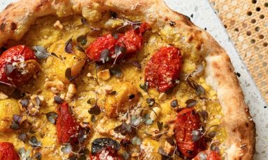 Delizia assoluta da Giolina&nbsp;a Milano (disponibile ora in carta): la pizza con crema di hummus di ceci fatta in casa, pomodorini datterini alla brace, briciole di formaggio vegano, nocciole del Piemonte IGP tostate, foglie di senape rossa e olio evo al peperoncino
