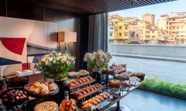 Il buffet della colazione&nbsp;al&nbsp;Caff&egrave; dell&rsquo;Oro, ristorante del&nbsp;Portrait Firenze,&nbsp;con vista su Ponte Vecchio
