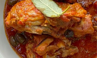 Il&nbsp;Pollo alla Civitonica, antica ricetta contadina a Civita di Bagnoregio (Viterbo): un piatto quasi dimenticato ma che abbiamo potuto gustare all'Osteria al&nbsp;Forno di Agnese
