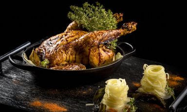 Il Pollo in due "culture" di Francesco Apreda, chef napoletano del ristorante Imàgo dell'hotel Hassler di Roma è ai peperoni (tradizione romana) e teriyaki (giapponese)
