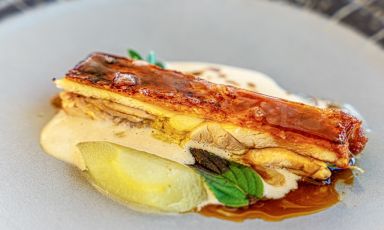 Uno dei golosi piatti del menu: Pollo, rafano, mela verde, salsa wo - foto: Luca Managlia
