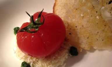 Il Pomodoro scomposto di Mimmo Alba, chef della Cantina San Teodoro a Napoli, è una delle proposte vegetariane che si potranno trovare nei menu pasquali del 2015