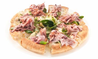 La pizza Elogio al maiale di Roberto Pongolini de La Cucina di Roberto a Felino (Parma). Il prosciutto, ricavato da suini allevati in semilibertà, è stagionato 5 anni. Farina utilizzata: Petra3 di Molino Quaglia (foto del servizio: Francesca Brambilla/ Serena Serrani)