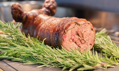 La favolosa porchetta che abbiamo assaggiato all'evento&nbsp;per i 60 anni del Da Vittorio: a prepararla &egrave; stato lo stesso staff dell'indirizzo di Brusaporto (Bergamo)
