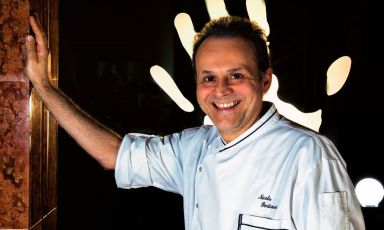 Nicola Portinari è il cuoco del ristorante di famiglia: La Peca, due stelle Michelin, da vent'anni indirizzo prestigioso e celebrato nel Vicentino, a Lonigo in particolare. Da mercoledì 9 a domenica 13 settembre, a pranzo e a cena, firmerà il menu di Identità Expo S.Pellegrino: per prenotarsi (il costo è di 75 euro per quattro portate vini compresi) è possibile scrivere una mail a expo@magentabureau.it oppure telefonare al +39 02 62012701