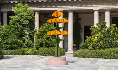 Un'immagine di&nbsp;Arcipelago Botanico, la nuova installazione site-specific dell&rsquo;artista pugliese&nbsp;Agostino Iacurci, nella piazza di&nbsp;Portrait Milano&nbsp;fino&nbsp;al 31 agosto
