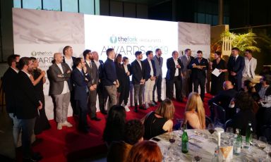 Sul palco montato al centro dello spazio di Open Colonna a Roma, foto di gruppo di tutti i premiati della seconda edizione del TheFork Restaurants Awards
