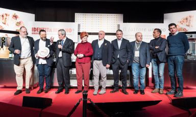 Durante l'ultima edizione del Congresso di Identità Golose, nel corso della consegna a Giancarlo Morelli del premio "Birra in Cucina", è stata presentata la giuria del Premo Birra Moretti Grand Cru 2019. Sul palco, da sinistra, Paolo Marchi, Giancarlo Morelli, Alfredo Pratolongo, Annie Féolde, Claudio Sadler, Marco Reitano, Alessandro Pipero, Giancarlo Perbellini, Nicola dell'Agnolo
