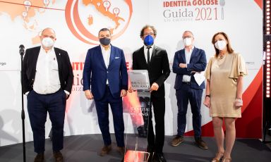 Paolo Marchi, Claudio Ceroni, Federico Quaranta, Gabriele Zanatta e Cinzia Benzi sul palco delle premizioni della Guida Identità Golose 2021, a Identità Golose Milano. Tutte le foto sono di Sonia Santagostino-OnStage Studio
