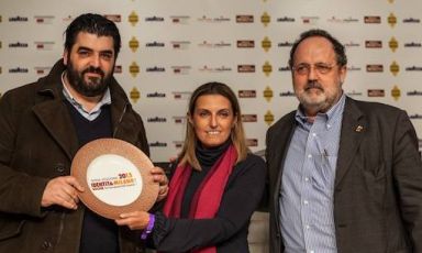 Antonino Cannavacciuolo, chef di Villa Crespi sul Lago D'Orta in Piemonte, premiato da Sara Peirone, Responsabile Top Gastronomy di Lavazza: è suo il premio Tipicità Italiana in Cucina.