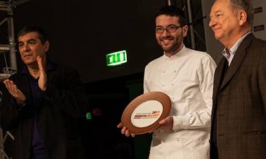 Giuseppe Iannotti del ristorante Kresios di Telese Terme (Benevento) riceve il Premio Vent'Anni da Clement Vachon, International relations, events and communication manager di San Pellegrino. A sinistra Claudio Ceroni di Magenta Bureau (foto di Alessandro Castiglioni)