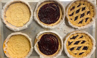 Fasi di preparazione della torta Pertikus, «semplicissima ma buonissima» con frolla montata a base di Petra 9, nocciole piemontesi e confettura di lamponi. È opera di Tiziano Busuoli, alla pasticceria Busuoli nel cuore di Mirandola, provincia di Modena

