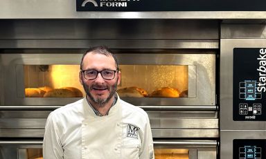 Massimiliano Prete fotografato con uno dei suoi serieS Moretti Forni, presenti nelle cucine di tutti i suoi ristoranti
