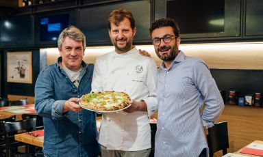 Carmine Mainenti, Paolo De Simone e Giuseppe Boccia: ossia i tre soci che hanno creato DaZero, quinto anno di successi con cinque pizzerie sparse per l'Italia, sempre con il Cilento nel cuore. Hanno in mano una pizza speciale Primula Palinuri
