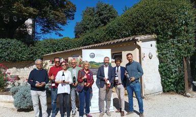I produttori del Conero. Molto interessante l'incontro organizzato lo scorso inizio ottobre dall’Istituto Marchigiano di tutela vini (Imt), attualmente presieduto da Michele Bernetti e diretto da Alberto Mazzoni, ha visto il Colli Maceratesi Doc Ribona, la Vernaccia di Serrapetrona e il Conero, protagoniste di un percorso di approfondimento e di promozione di queste denominazioni identitarie del vigneto Marche.
