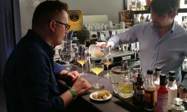 I due barman protagonisti della prima cena di Identit&agrave; Cocktail: Paolo Rovellini,&nbsp;Brand Expert&nbsp;Pernod Ricard, a sinistra, e Luigi Barberis,&nbsp;che cura l'offerta di mixology&nbsp;a&nbsp;Identit&agrave; Golose Milano&nbsp;
