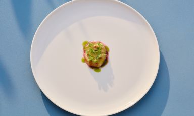 Susina alla parmigiana, una ricetta di Davide Di Fabio del ristorante Dalla Gioconda, a Gabicce Monte (Pesaro-Urbino)

