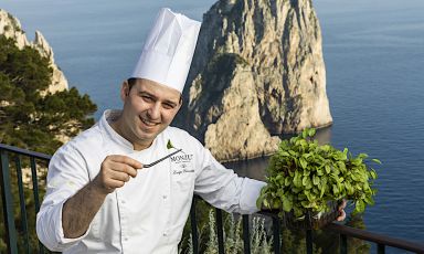 Luigi Lionetti davanti ai faraglioni di Capri. È lo chef del ristorante Le Monzù dell'hotel Punta Tragara
