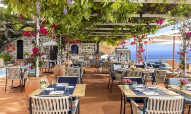 Una terrazza a bordo piscina all’ombra di un rigoglioso pergolato di glicine, con vista privilegiata sui Faraglioni. Il Tragara Club ha un nuovo menu, The Grill & Cocktail Bar, e una cucina dedicata curata dallo chef ebolitano Umberto D’Andrea
