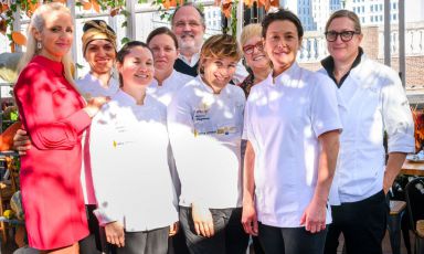 Con Paolo Marchi, le protagoniste del Dine Around, la cena conclusiva della decima edizione di Identità New York, a Eataly Flatiron. Da sinistra a destra, Dominga Cotarella, Petra Antolini, Karime Lopez, Melissa Rodriguez, Antonia Klugmann, Lidia Bastianich, Yvonne Simon e Missy Robbins. Tutte le foto sono di Brambilla/Serrani
