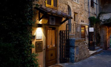 L'ingresso del ristorante Da Caino a Montemerano (Grosseto), 2 stelle Michelin dal 1999
