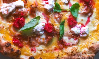 Una delle tante pizze creative - e buonissime - proposte da Mirko Pepe al suo Quattro Quarti di Molfetta (Bari): questa &egrave; la Pavarotti, con salsa di datterino giallo, fiordilatte, guanciale croccante, ricotta affumicata e&nbsp;riduzione di mirtilli
