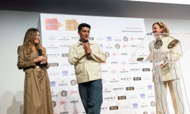 Juan Camilo Quintero premiato a Identit&agrave; Milano 2026 da Eleonora Spadotto, marketing and sales director di&nbsp;Lea Winery, e Cinzia Benzi di Identit&agrave; Golose
