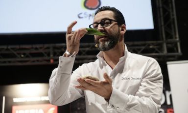 Quique Dacosta, tra i protagonisti della dodicesima edizione di Madrid Fusion, congresso che ha avuto luogo nella capitale iberica dal 27 al 29 gennaio. Il cuoco 3 stelle di Denia ha impressionato con la preparazione sul palco di "40 finger food in 20 minuti". Detto fatto. Tornerà a Identità Milano con due lezioni: domenica ore 17 in Auditorium e il giorno dopo, ore 16.40, nel format Identità d'acqua, Sala Blu 2
